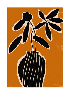 Schwarze Pflanze in gestreifter Vase auf rostfarbenem Hintergrund.