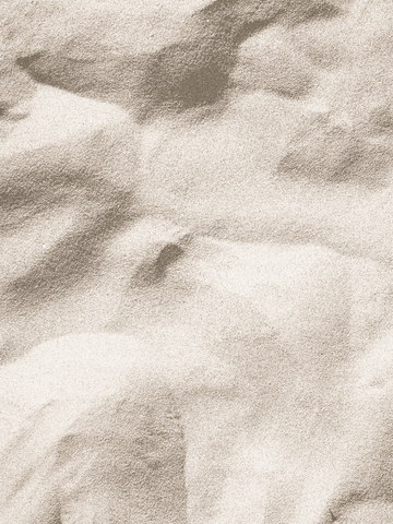 Nahaufnahme von beigem Sand mit feinen Texturen und Mustern.