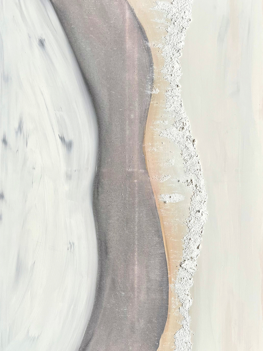 Abstrakte Kunst mit weißen und beigen Strichen.