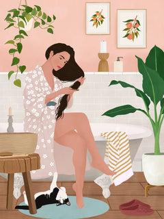 Illustration einer Frau, die im Badezimmer ihre Haare bürstet, mit einer Katze auf dem Boden und Pflanzen im Hintergrund.