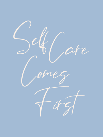 Zitatposter mit dem Text "Self care comes first" in Weiß auf hellblauem Hintergrund.