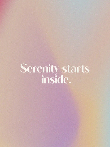 Poster mit dem Zitat "Serenity starts inside" vor einem regenbogenfarbenen Hintergrund.