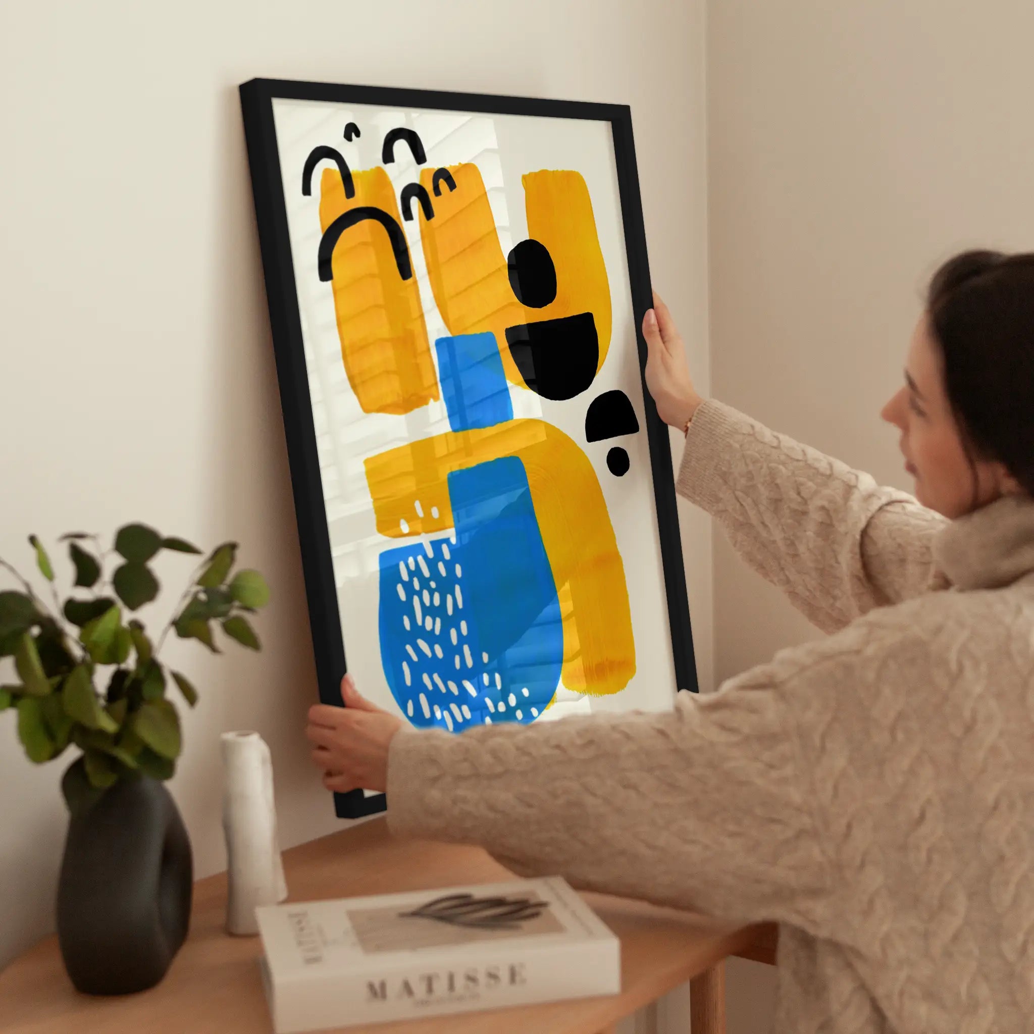 Shapes in Yellow and Blue wird aufgehängt