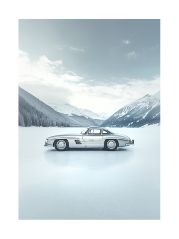 Ein silberner Oldtimer auf einem zugefrorenen See mit schneebedeckten Bergen im Hintergrund.