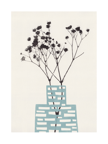 Grafische Illustration einer getrockneten Blume in einer hellblauen Vase vor einem hellbeigen Hintergrund.