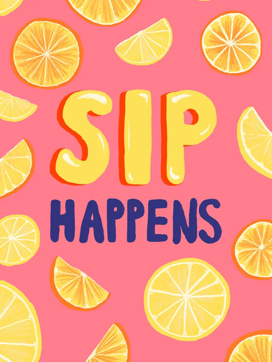 Poster mit dem Text "Sip Happens" in Gelb und Blau, umgeben von Zitronenscheiben auf rosa Hintergrund.