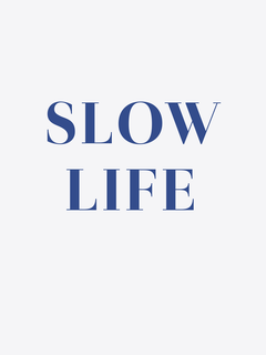 Typografieposter mit dem Zitat "Slow Life" in blauer Schrift auf grauem Hintergrund.