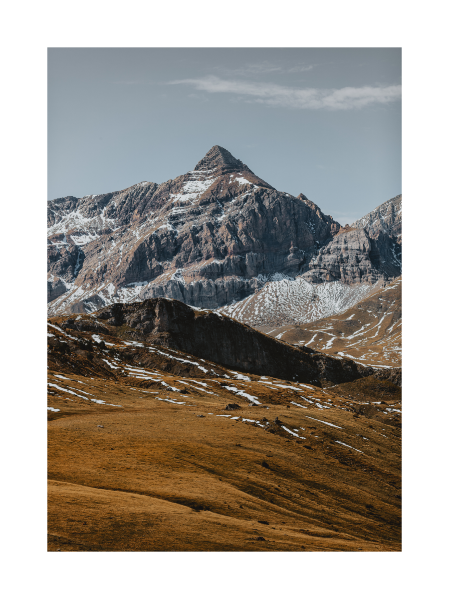 Fotografie von schneebedeckten Berggipfeln unter einem klaren Himmel.