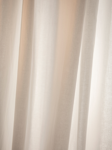 Fotoposter von beigen Vorhängen mit sanften Falten.