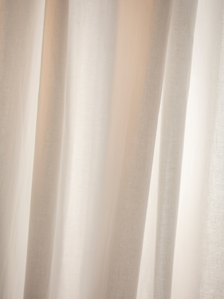 Fotoposter von beigen Vorhängen mit sanften Falten.
