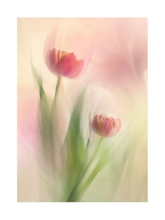 Abstraktes Aquarell mit fließenden blauen und grauen Formen.