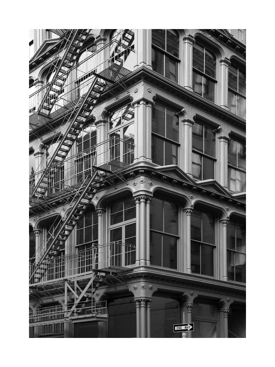 Schwarz-weiß-Fotografie eines Gebäudes mit Feuerleiter in Soho.