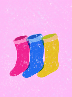 Drei funkelnde Socken in Pink, Blau und Gelb vor einem rosa Hintergrund.