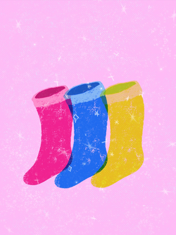 Drei funkelnde Socken in Pink, Blau und Gelb vor einem rosa Hintergrund.