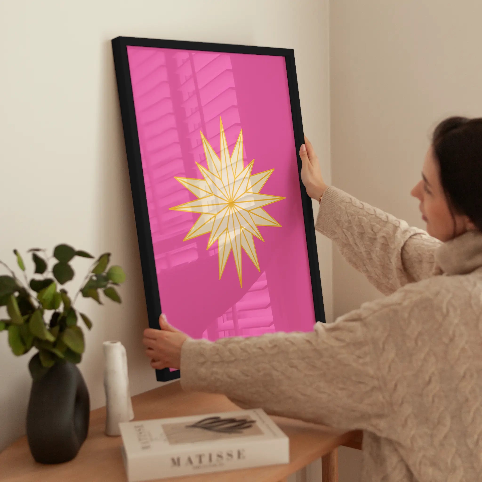 Star Shape Pink wird aufgehängt