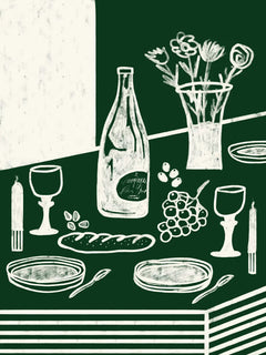 Stillleben mit Flasche, Gläsern, Blumenstrauß und Essen auf dunkelgrünem Hintergrund.