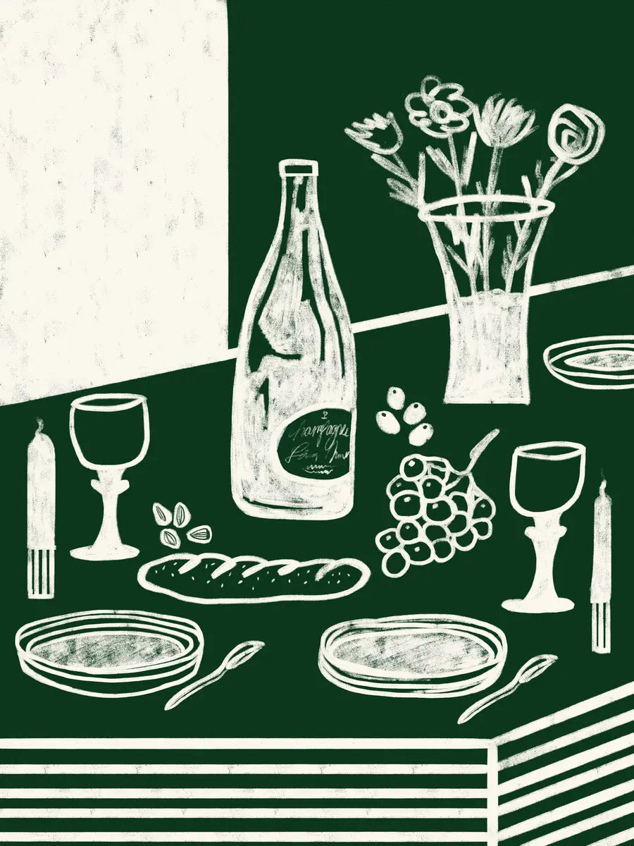 Stillleben mit Flasche, Gläsern, Blumenstrauß und Essen auf dunkelgrünem Hintergrund.
