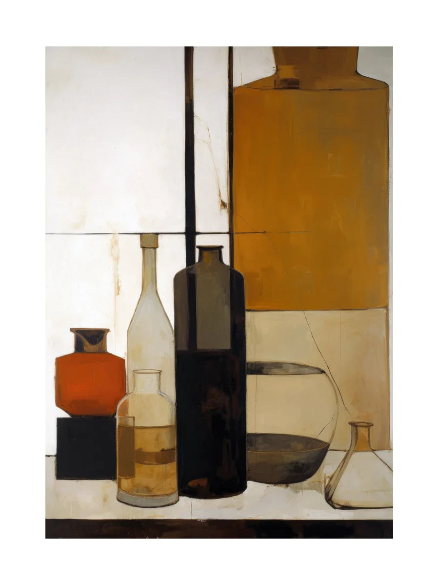 Stillleben von Flaschen und Gefäßen in verschiedenen Farben und Formen vor einem weißen und beigen Hintergrund.