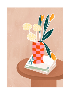 Stillleben mit rot karierter Vase und Blumen auf einem Buch vor rosa Hintergrund.