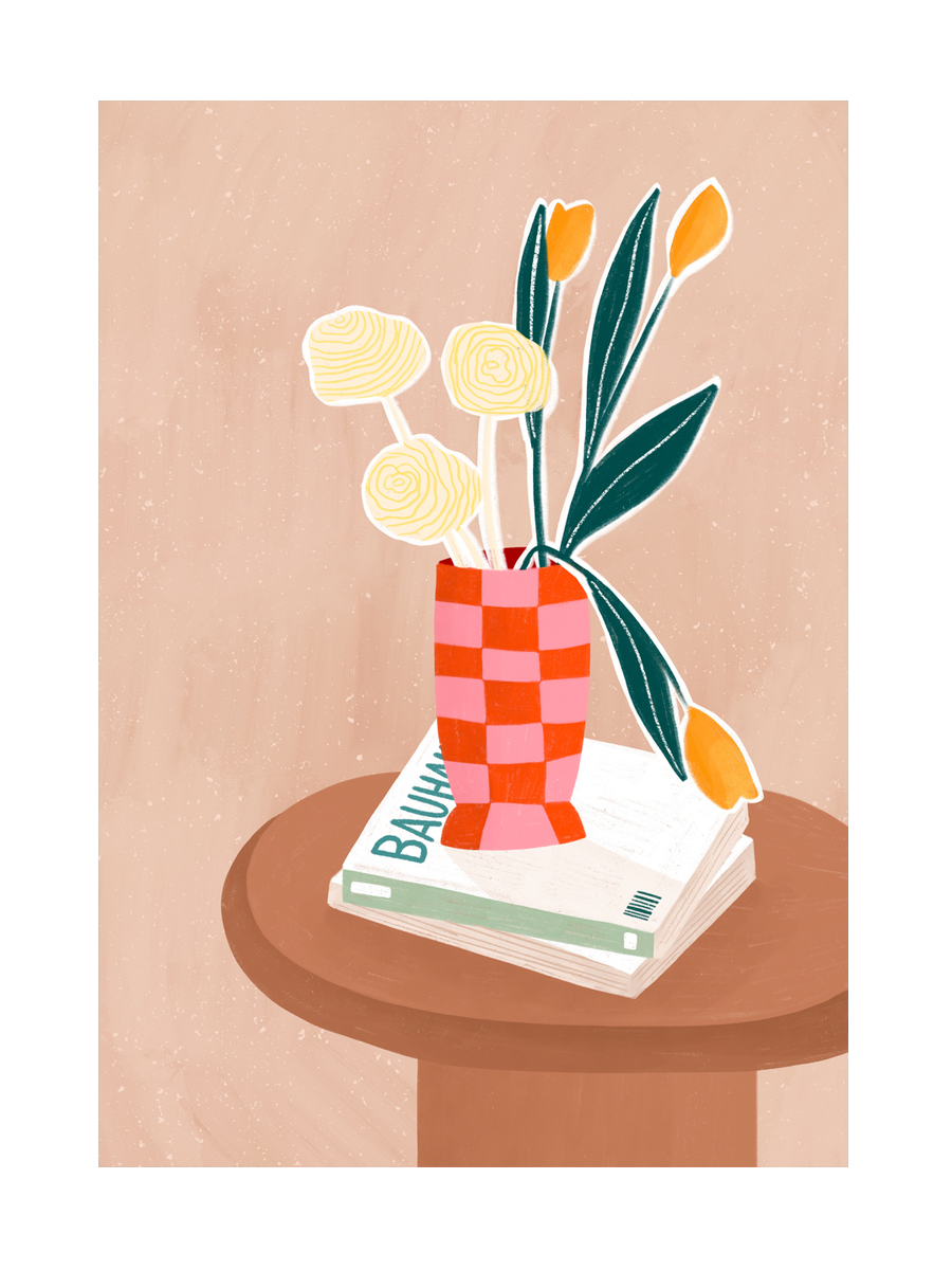 Stillleben mit rot karierter Vase und Blumen auf einem Buch vor rosa Hintergrund.