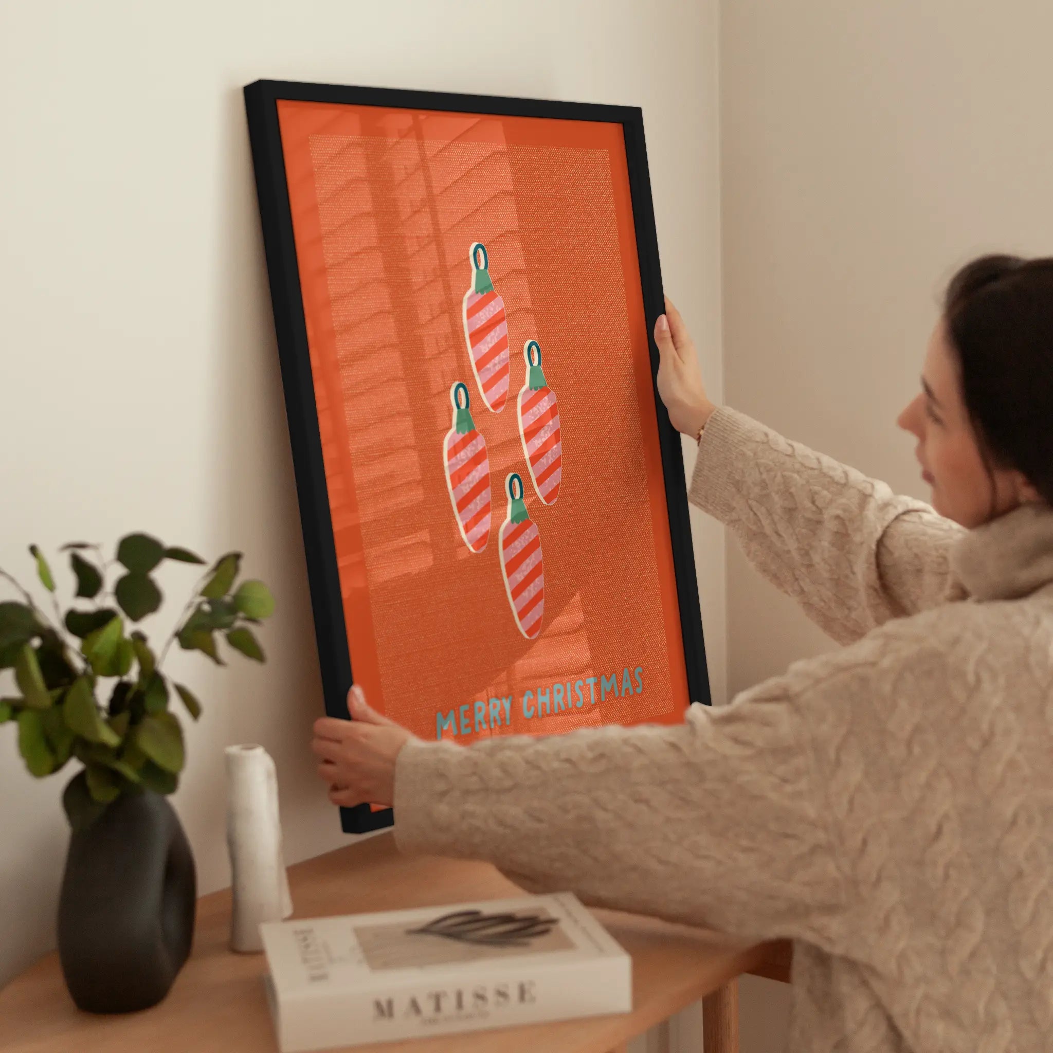 Striped Ornament wird aufgehängt