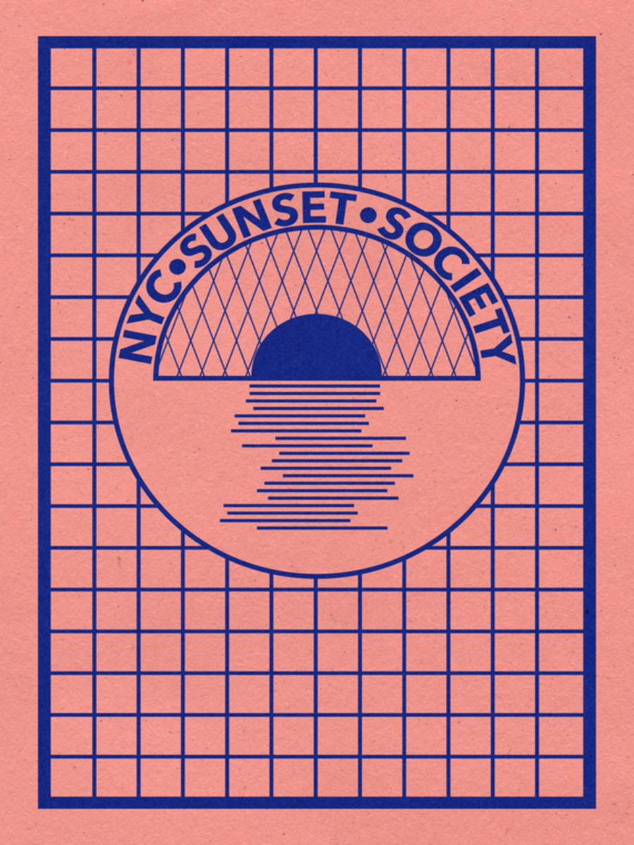 Grafische Illustration eines Sonnenuntergangs mit dem Text NYC Sunset Society in Blau auf rosa Hintergrund mit blauem Raster.