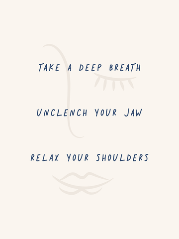 Grafische Illustration eines Gesichts in Beige mit dem Text "Take a deep breath, unclench your jaw, relax your shoulders" in Blau.