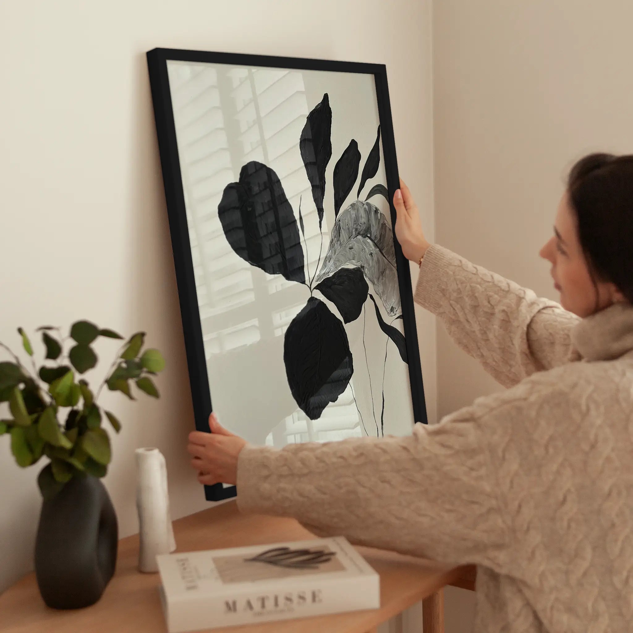 Textured Black Botanical No2 wird aufgehängt