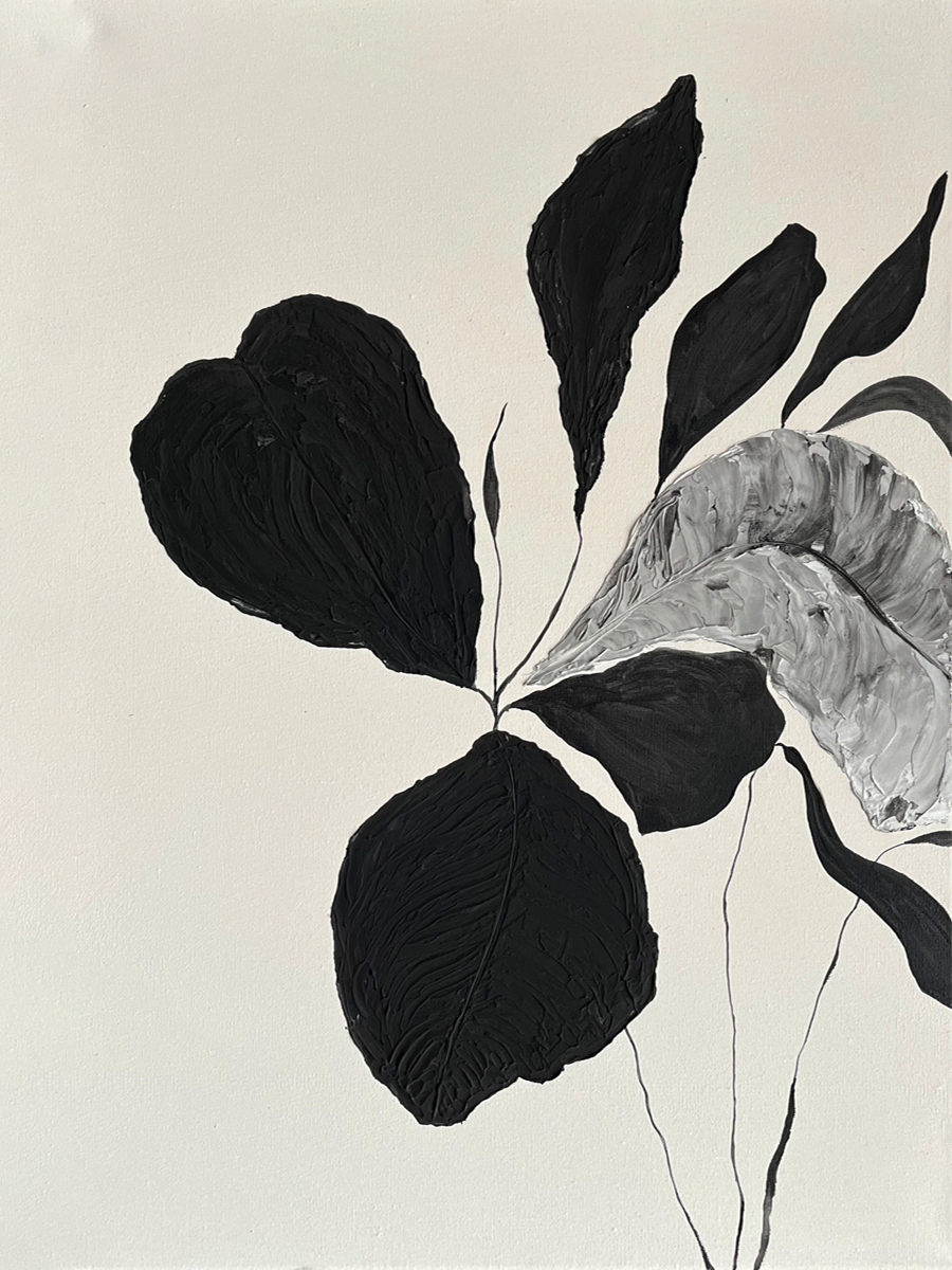 Ein schwarz-weißes Blumenmotiv, das mit einem Pinsel gemalt wurde.