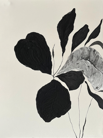 Ein schwarz-weißes Blumenmotiv, das mit einem Pinsel gemalt wurde.