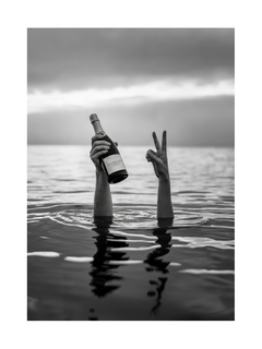 Schwarz-weißes Poster mit zwei Händen, die aus dem Wasser ragen, eine hält eine Champagnerflasche, die andere zeigt ein Friedenszeichen.