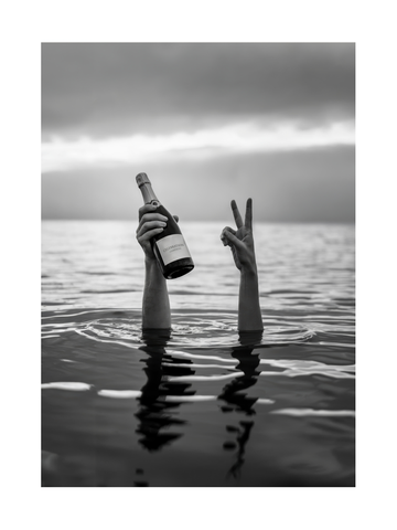 Schwarz-weißes Poster mit zwei Händen, die aus dem Wasser ragen, eine hält eine Champagnerflasche, die andere zeigt ein Friedenszeichen.