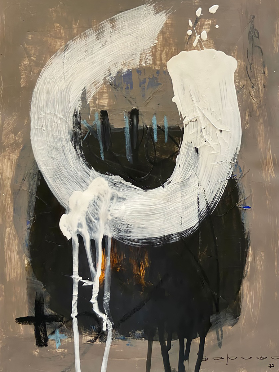 Abstrakte Kunst mit weißen Pinselstrichen auf schwarzem, braunem und blauem Hintergrund.