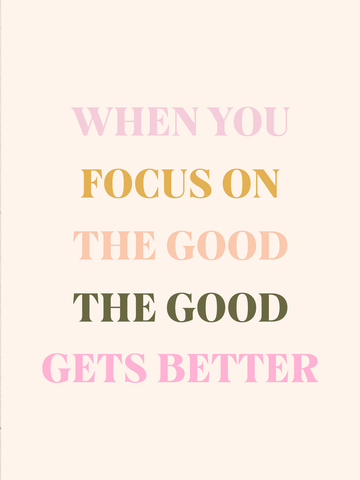 Zitateposter mit dem Text "When you focus on the good the good gets better" in fröhlichen Farben auf hellbeigem Hintergrund.
