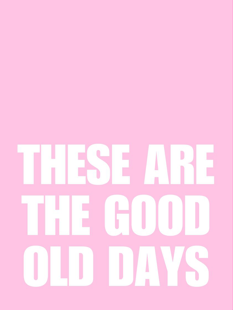 Typografie-Poster mit dem Text "These are the good old days" in Weiß auf rosa Hintergrund.