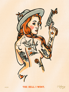 Illustration einer rothaarigen Frau mit Hut und Revolver, verziert mit Tätowierungen und einem Schmetterling.
