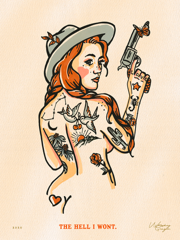 Illustration einer rothaarigen Frau mit Hut und Revolver, verziert mit Tätowierungen und einem Schmetterling.