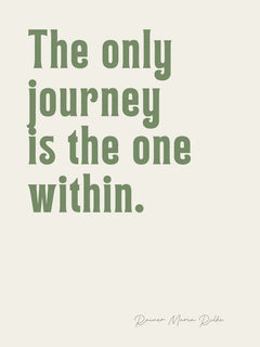 Zitat „The only journey is the one within“ von Rainer Maria Rilke in Grün auf beigem Hintergrund.
