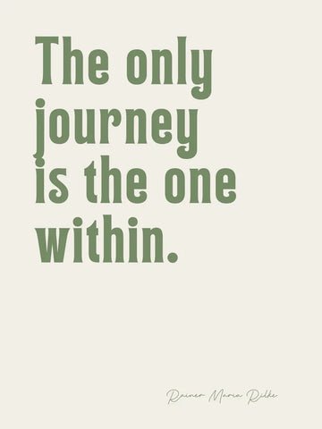 Zitat „The only journey is the one within“ von Rainer Maria Rilke in Grün auf beigem Hintergrund.