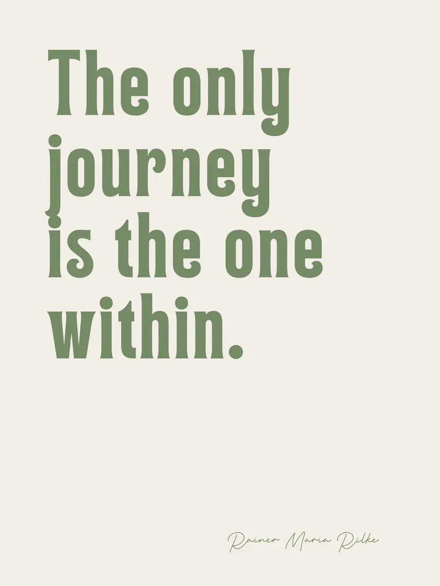 Zitat „The only journey is the one within“ von Rainer Maria Rilke in Grün auf beigem Hintergrund.