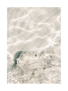 Fotografie von Sonnenstrahlen auf Wasser, das Schatten auf Sand wirft.