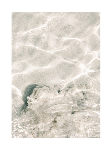 Fotografie von Sonnenstrahlen auf Wasser, das Schatten auf Sand wirft.