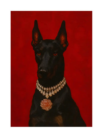 Porträt eines Dobermanns mit Perlenkette und Blume vor rotem Hintergrund.