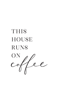 Typografie-Poster mit dem Zitat "This house runs on coffee" in Schwarz auf weißem Hintergrund.