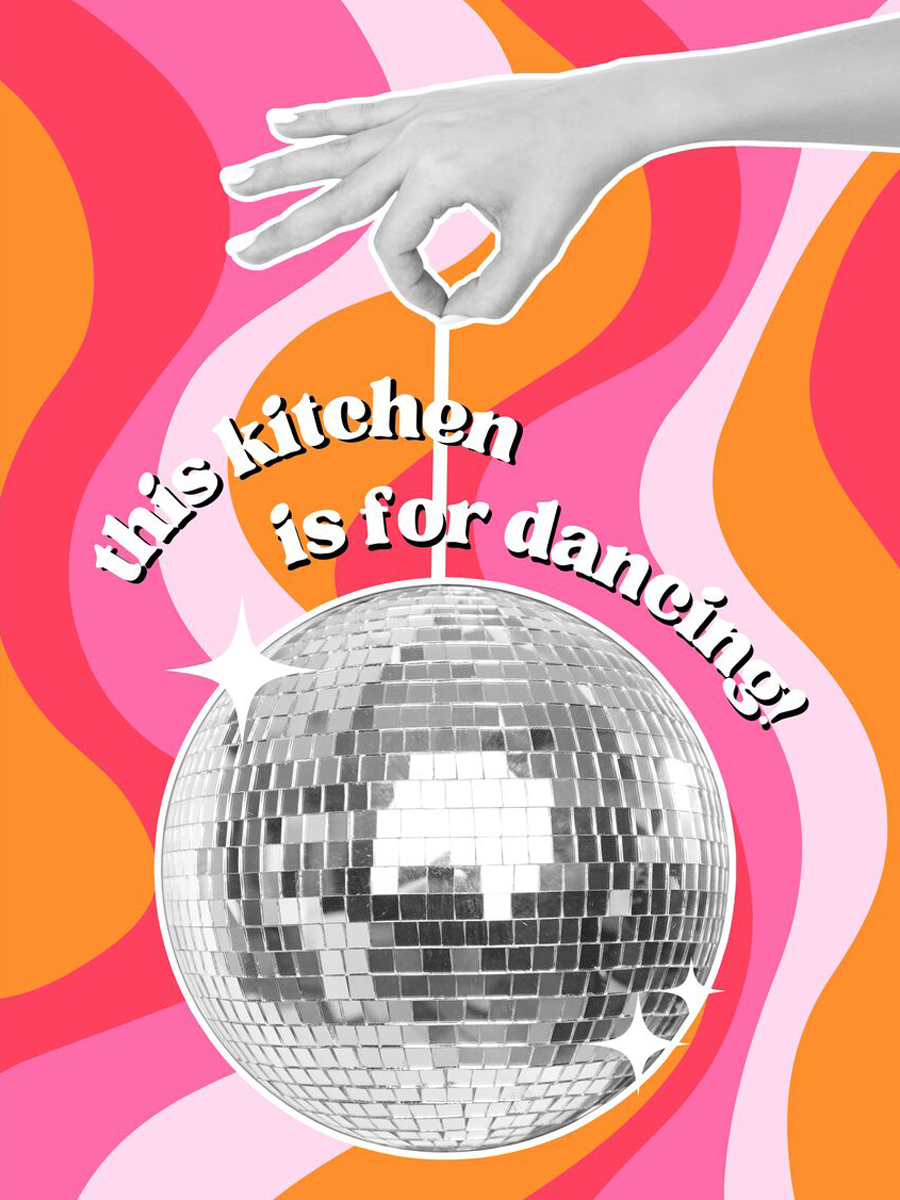 Poster mit einer Discokugel und dem Text "this kitchen is for dancing" auf rosa und orangefarbenem Hintergrund.