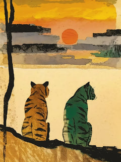 Zwei Tiger beobachten den Sonnenuntergang in einer Landschaft mit Gelb-, Orange- und Grüntönen.