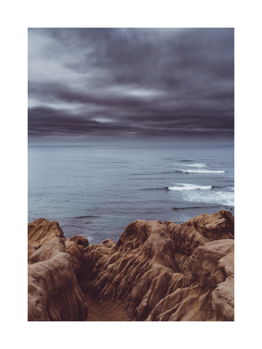 Fotografie von einer Klippe mit Blick auf das Meer und einen grauen Himmel bei Torrey Pines.