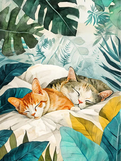 Zwei schlafende Katzen, umgeben von tropischen Blättern in verschiedenen Grüntönen.