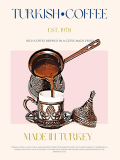 Illustration eines traditionellen türkischen Kaffeesets mit Cezve und Tasse vor rosa und beigem Hintergrund.