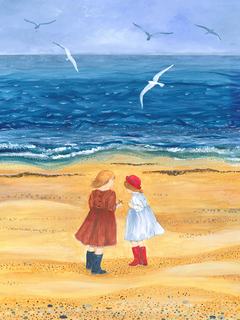 Zwei kleine Mädchen am Strand mit Möwen und Meer im Hintergrund.